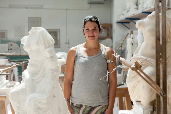 Bild 1 von 4: Eleni Kallionaki ist Studentin der Bildhauerei an der angesehenen Akademie von Pyrgos auf der Kykladeninsel Tinos.