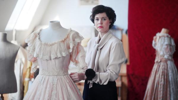 Bild 1 von 12: Im Bild: Reenactment: Kostümbildnerin Gerda Iro, Kostümbildnerin der legendären Sissi-Filme in den 1950er Jahren.