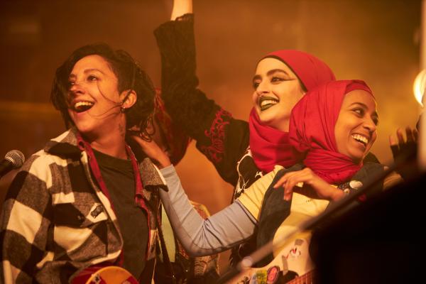Bild 1 von 7: Saira (Sarah Kameela Impey, l.), Ayesha (Juliette Motamed, M.) und Amina (Anjana Vasan, r.) geben ihr erstes großes Konzert - doch kann Amina ihr Lampenfieber überwinden?