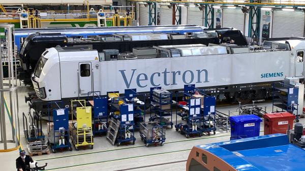 Bild 1 von 3: Die E-Loks der Marke Vectron werden von 700 Mitarbeitern auf einer Fläche von 40.000 Quadratmetern in München gebaut.