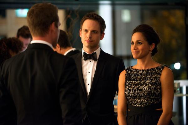 Bild 1 von 3: Zwischen Mike (Patrick J. Adams, M.) und Rachel (Meghan Markle, r.) steht ein brisantes Geheimnis - das ausgerechnet Harvey (Gabriel Macht, l.) kennt. Kann ihre Beziehung dem wachsenden Druck standhalten?