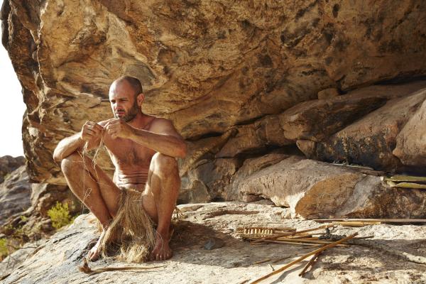 Bild 1 von 1: Picture shows: Arizona, Ed twisting desert grass to make a rope.