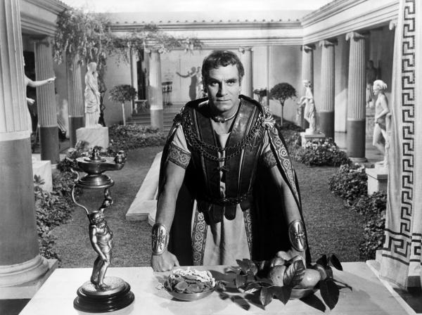 Bild 1 von 6: Crassus (Laurence Olivier) will sich beim römischen Senat als Retter Roms profilieren.