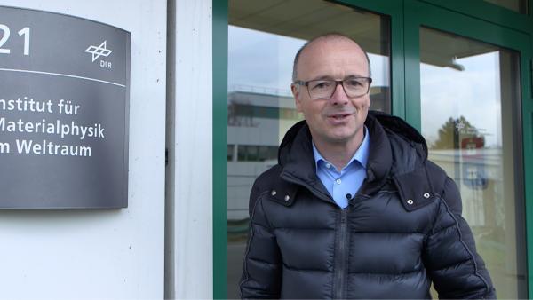 Bild 1 von 4: Karsten Schwanke (im Bild) geht der Frage nach: Wie baut man ein Haus auf dem Mond, eine zukünftige Station auf dem Mars? Prof. Dr. Matthias Sperl, Physiker am Deutschen Zentrum für Luft- und Raumfahrt in Köln, hat eine Idee: Gebaut wird nur mit den vorhandenen Ressourcen - Mondstaub und Sonnenlicht genügen, um Ziegel zu backen. Genial, aber gar nicht einfach.