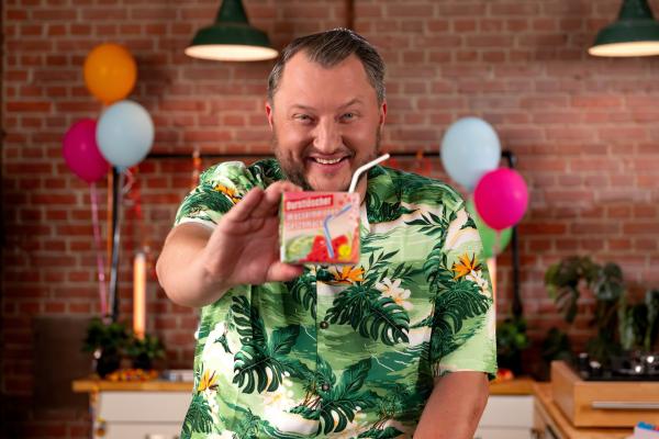 Bild 1 von 11: Fruchtsaftgetränke, Lollis, saure Weingummis und Popcorn: Sebastian Lege baut vier Partysnacks in seiner Werkstatt nach und deckt auf, was wirklich drinsteckt.