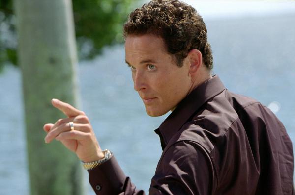 Bild 1 von 18: Der Geschäftsmann Carter Verone (Cole Hauser) benutzt seine Firma dazu, ein internationales Geldwäsche-Kartell zu betreiben. Nach einem Jahr Beobachtung jedoch, hat die Polizei nichts gegen ihn in der Hand außer die Tatsache, dass er an illegalen Straßenrennen beteiligt ist.