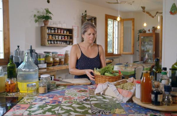 Bild 1 von 2: Giulia Pieri experimentiert mit Fermentation und kreiert Gerichte aus Kichererbsen-Fladen mit fermentiertem Gemüse.