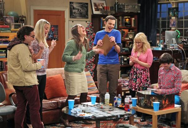 Bild 1 von 10: Als eine Reise der Frauen (Melissa Rauch, 2.v.r., Kaley Cuoco, 2.v.l. und Mayim Bialik, 3.v.l.) nach Las Vegas ins Wasser fällt, laden die Männer (Johnny Galecki, l., Jim Parsons, 3.v.r., und Simon Helberg, r.) sie dazu ein, \