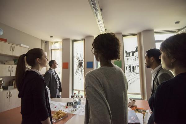 Bild 1 von 7: Gerade als alle Kollegen versammelt sind, wird das Lehrerzimmer in einen Escape-Room verwandelt.