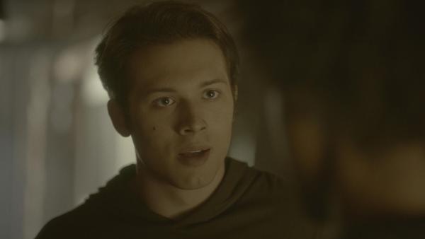 Bild 1 von 6: Ethan (Leo Howard)