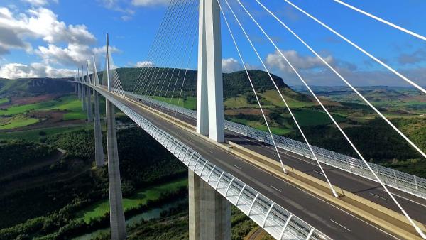 Bild 1 von 3: Das Viadukt erstreckt sich über das südfranzösische Tarntal und ermöglicht tausenden Fahrzeugen täglich dessen Überquerung.