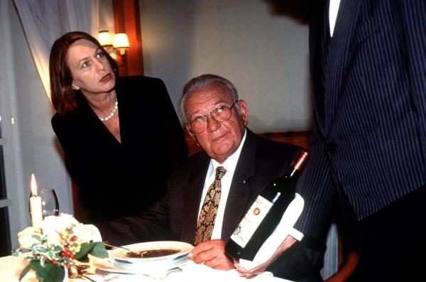 Bild 1 von 7: Im Bild: Hilde Berger (Elivira Konrad), Fritz Muliar (Max Koch).