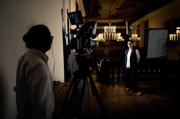 Bild 1 von 15: Im Bild: Dreharbeiten mit Margarethe Lasinger, Leiterin Archiv Salzburger Festspiele.