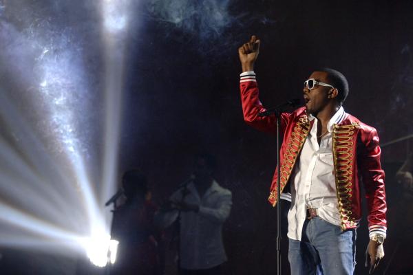 Bild 1 von 3: Rapper Kanye West bei den Brit Awards 2006 in London.