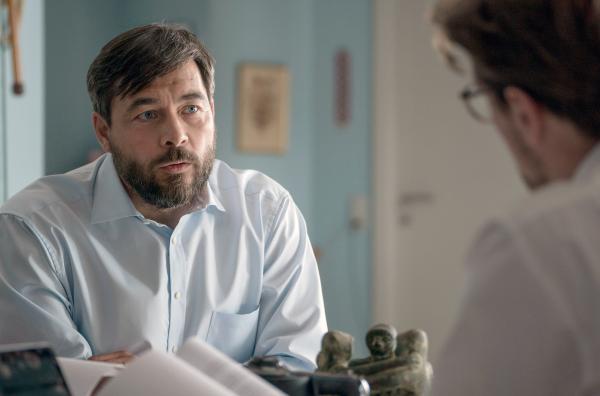 Bild 1 von 2: Im Gespräch zwischen Hans Eliassen (Svend Hardenberg, li.) und Asger (Mikkel Boe Følsgaard, re.) verschärft sich der Konflikt zwischen der erhofften Unabhängigkeit Grönlands und den Umweltbestrebungen.