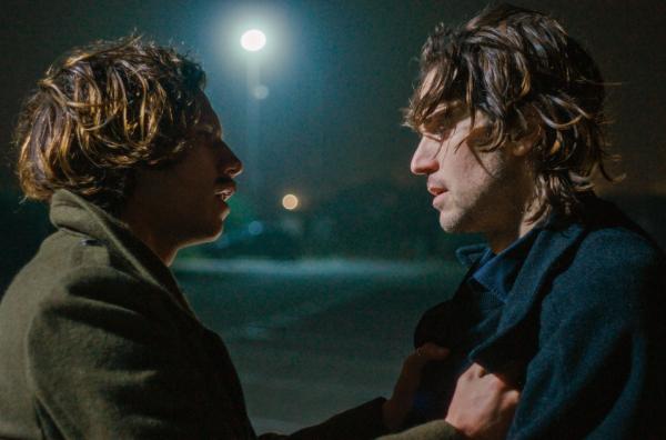 Bild 1 von 4: Martin (Abraham Wapler, re.) und Alexandre (Lucas Bravo, li.) geraten in Konflikt, denn Camille und Martin kommen sich zunehmend näher.