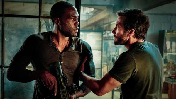 Bild 1 von 8: Will Sharp (Yahya Abdul-Mateen II, l.); Danny Sharp (Jake Gyllenhaal, r.)
