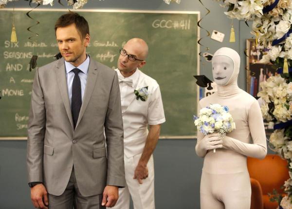 Bild 1 von 17: Endlich hat Jeff (Joel McHale, l.) genug Studienpunkte zusammen, um seinen Abschluss zu machen. Der stolze Studienleiter Pelton (Jim Rash, M.) kann es kaum glauben ...