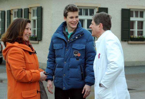 Bild 1 von 7: Ella überrascht Patrick und Bamberger in Lansing. Von links: Ella Westenrieder (Bettina Redlich), Patrick Westenrieder (Lucas Bauer) und Roland Bamberger (Horst Kummeth).