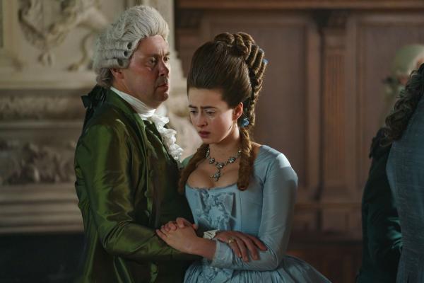 Bild 1 von 13: Comte de Sevigny (Christian McKay, l.); Emilie (Agnes O'Casey, r.)