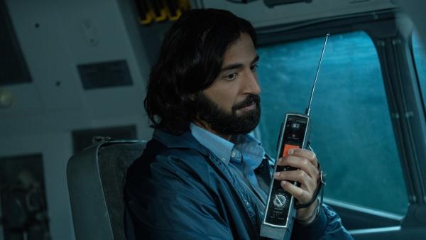 Bild 1 von 3: Im Cockpit des TWA-Flugs 841 testet der Ermittler die Hydraulik, um festzustellen, ob ein möglicher Ausfall Grund für den Sturzflug gewesen ist.