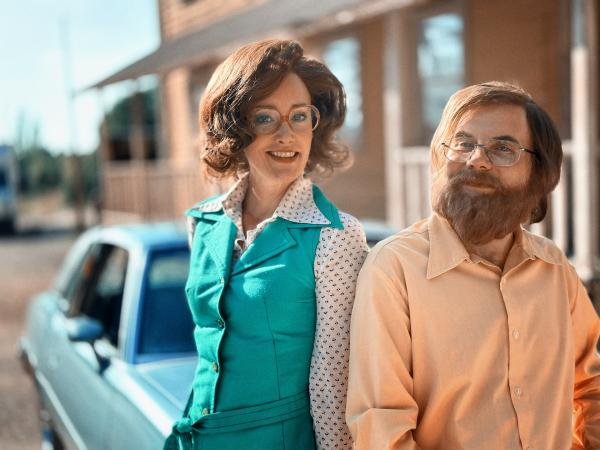 Bild 1 von 6: Paul Allen (Carsten Strauch, r.) ist glücklich. Mit der Hilfe der Mutter von Bill Gates (Judith Richter, l.) gelingt es ihm, die Zukunft der digitalen Welt zu entwickeln. Aber welche Risiken hat die schöne neue Welt?