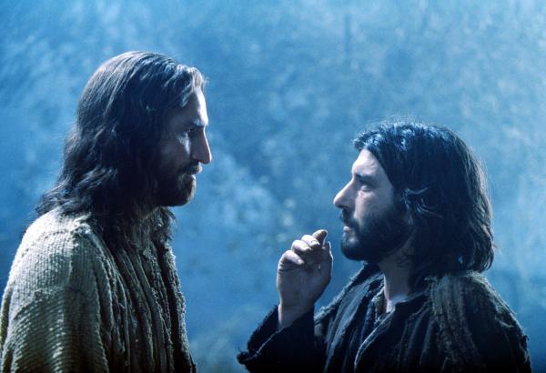 Bild 1 von 7: Im Bild: James Caviezel (Jesus, li.), Luca Lionello (Judas).