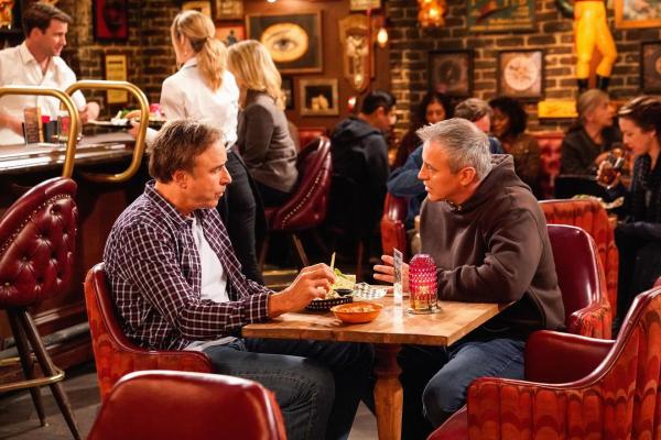 Bild 1 von 20: Don Burns (Kevin Nealon, l.); Adam Burns (Matt LeBlanc, r.)