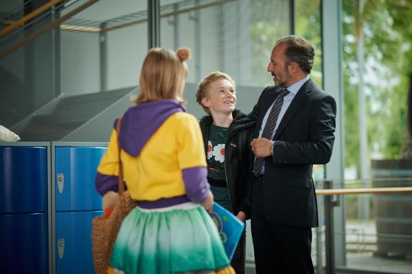 Bild 1 von 4: Sirius (Niels Krommes) weiß noch nicht, ob er sich wirklich freuen soll, von Patenonkel Dr. Berger (Robert Schupp) gleich am ersten Schultag durchs Gebäude geführt zu werden.
© mdr/Saxonia Media/Felix Abraham - Honorarfreie Verwendung gemäß AGB im redaktionellen Zusammenhang mit genannter Sendung bei Nennung \