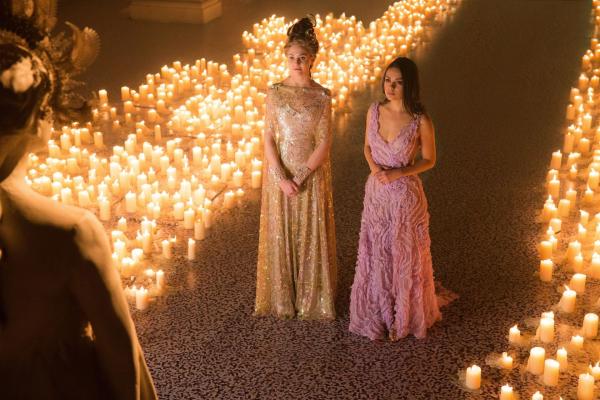Bild 1 von 14: Jupiter Jones (Mila Kunis, r.) versteht die Welt endgültig nicht mehr, als ihr die attraktive Kalique (Tuppence Middleton, l.) erklärt, dass sie schon viele Tausend Jahre alt ist - und ihre Tochter ...