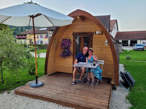 Bild 1 von 7: Hüttendorf Fränkische Schweiz: die Urlauber Raimund Wagner und Monika Wagner vor ihrem sogenannten Pod.