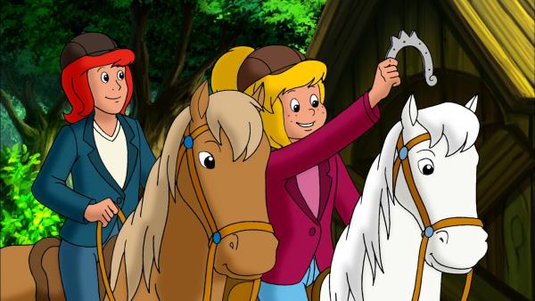 Bild 1 von 8: Bibi und Tina finden ein altes Hufeisen und glauben damit einen Schatz gefunden zu haben. Sie bringen es zum Heimatmuseum. Mit dem Finderlohn wollen sie Topsy retten!