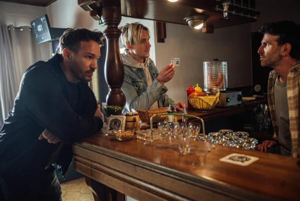 Bild 1 von 21: Im Bild: Die Kommissare Leo Hölzer (Vladimir Burlakov, li), Adam Schürk (Daniel Sträßer) befragen den Wirt Clemens Scherf (Fabian Stumm, re).