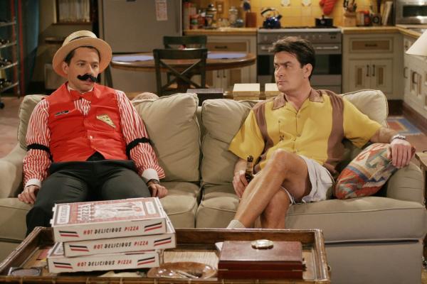 Bild 1 von 11: Alan Harper (Jon Cryer, l.): Charlie Harper (Charlie Sheen, r.)