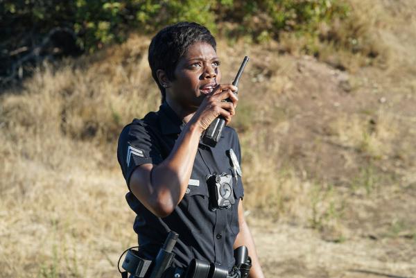 Bild 1 von 2: Talia Bishops (Afton Williamson) Instinkt sagt ihr, dass mehr hinter dem Einsatz steckt als gedacht. Zur Sicherheit ruft sie bei ihrem Einsatz Verstärkung.