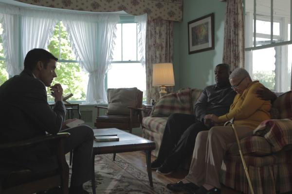 Bild 1 von 1: Als Ernestine Addison und ihr Sohn Bobby kaltblütig erschossen werden, ist die Nachbarschaft in Aufruhe. Lt. Joe Kendas (Carl Marino, l.) einziger Hinweis ist eine im Schatten verschwindende Gestalt. Sind auch Lincoln Wilson (Henry Louis Adams Jr., M.) und die anderen Nachbarn in Gefahr?