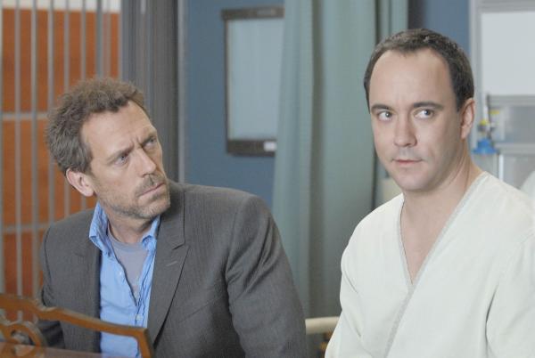Bild 1 von 20: House (Hugh Laurie, l.) hat eine Idee, wie er seinem Patient Patrick Obyedkov (Dave Matthews, r.) helfen kann, allerdings nur gegen einen hohen Preis ...