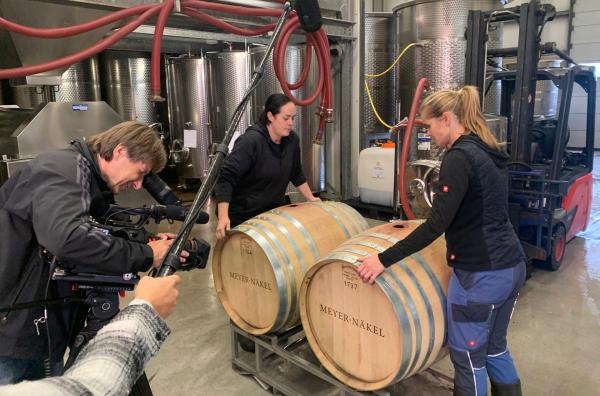 Bild 1 von 4: Die Schwestern Dörte (l.) und Meike Näkel bereiten die Barriquefässer vor, in denen der Rotwein 18 Monate reift. (Kameramann: Markus Windmaier)
