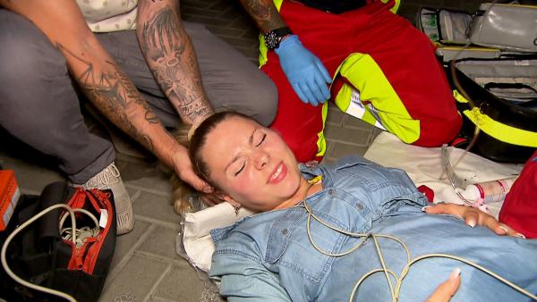 Bild 1 von 1: Eine werdende Mutter muss von den Sanitätern so schnell wie möglich in ein Krankenhaus gebracht werden, nachdem ihre Fruchtblase in einer Tiefgarage geplatzt ist. Doch ein Stromausfall zwingt die Einsatzkräfte zu ungewöhnlichen Maßnahmen.