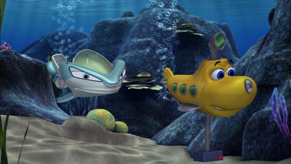 Bild 1 von 3: Timmy versucht mit seinem hochmodernen Metalldetektor einen portablen Computer zu finden, den Dr. Kate unter Wasser verloren hat. Scout hilft ihm dabei.