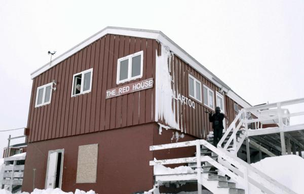 Bild 1 von 1: Heute nutzen viele Touristen, vor allem aus Westeuropa, das Rote Haus als Ausgangspunkt für Expeditionen in die ostgrönländische Wildnis.
