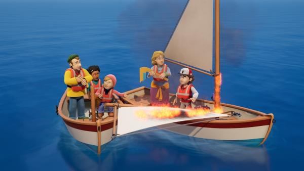 Bild 1 von 3: Wie konnte das denn passieren? Beim gemeinsamen Segelausflug passiert ein gefährliches Missgeschick.