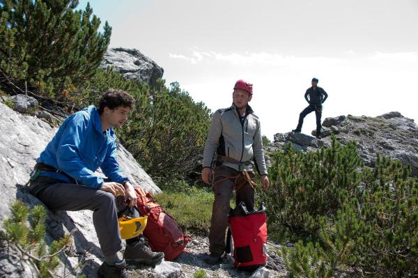 Bild 1 von 11: Im Bild: Tom Hechtel (Aaron Karl, l.) und Maik Zorn (Martin Baden, M.) sind gemeinsam mit Bergführer Jonas Grebe (Adrian Spielbauer, r.) auf einer gefährlichen Bergtour. Während es Maik nicht schnell genug gehen kann, ist der unerfahrene Tom schnell am Ende seiner Kräfte.