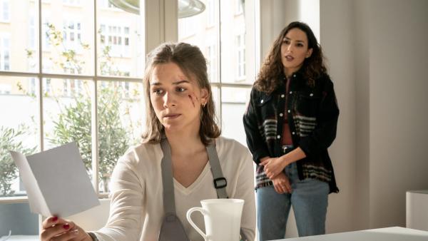 Bild 1 von 4: Kim Nowak (Amy Mußul, r.) berichtet Sarah Liebert (Lea Freund, l.), dass ein ehemaliger Klassenkamerad in Halle ermordet wurde. War es der selbe Täter, der den Anschlag auf die junge Frau verübt hat?