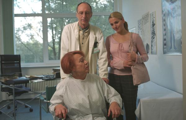 Bild 1 von 1: Dr. Westfahl (Bend Ludwig, M.) kann Bianca (Tanja Wedhorn, r.) keine Hoffnung für die Gesundung ihrer Großmutter Ursula (Annemone Haase, l.) machen.