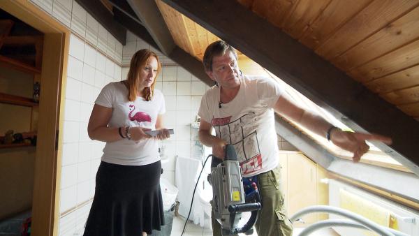 Bild 1 von 3: Matthias und Bianca wollen ein 40 Jahre altes Einfamilienhaus zu einer Wohn- und Partylocation machen