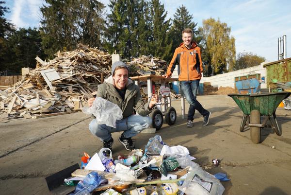 Bild 1 von 3: Aus diesem Müllhaufen muss Tobi sämtliches eisenhaltiges Metall raussammeln - und das in nur einer Minute!