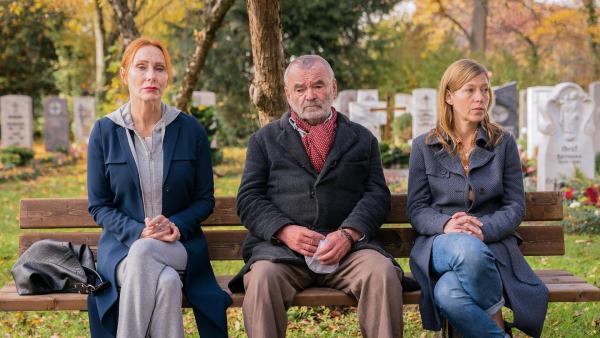 Bild 1 von 1: Im Bild: Vater Xaver (Branko Samarovski) besucht mit seinen Töchtern Mareike (Andrea Sawatzki) und Felicitas (Jule Böwe) das Grab der Mutter.
