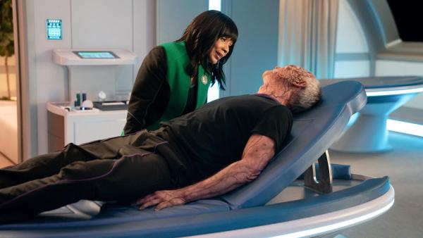 Bild 1 von 6: Im Bild: Penny Johnson Jerald (Dr. Claire Finn), James Read (Admiral Christie).