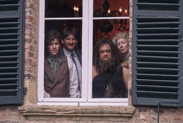 Bild 1 von 2: Friedrich (Alexander Khuon), Joachim (Sebastian Schwarz), Urs (Jan van Weyde), Adelheid (Antje Widdra).